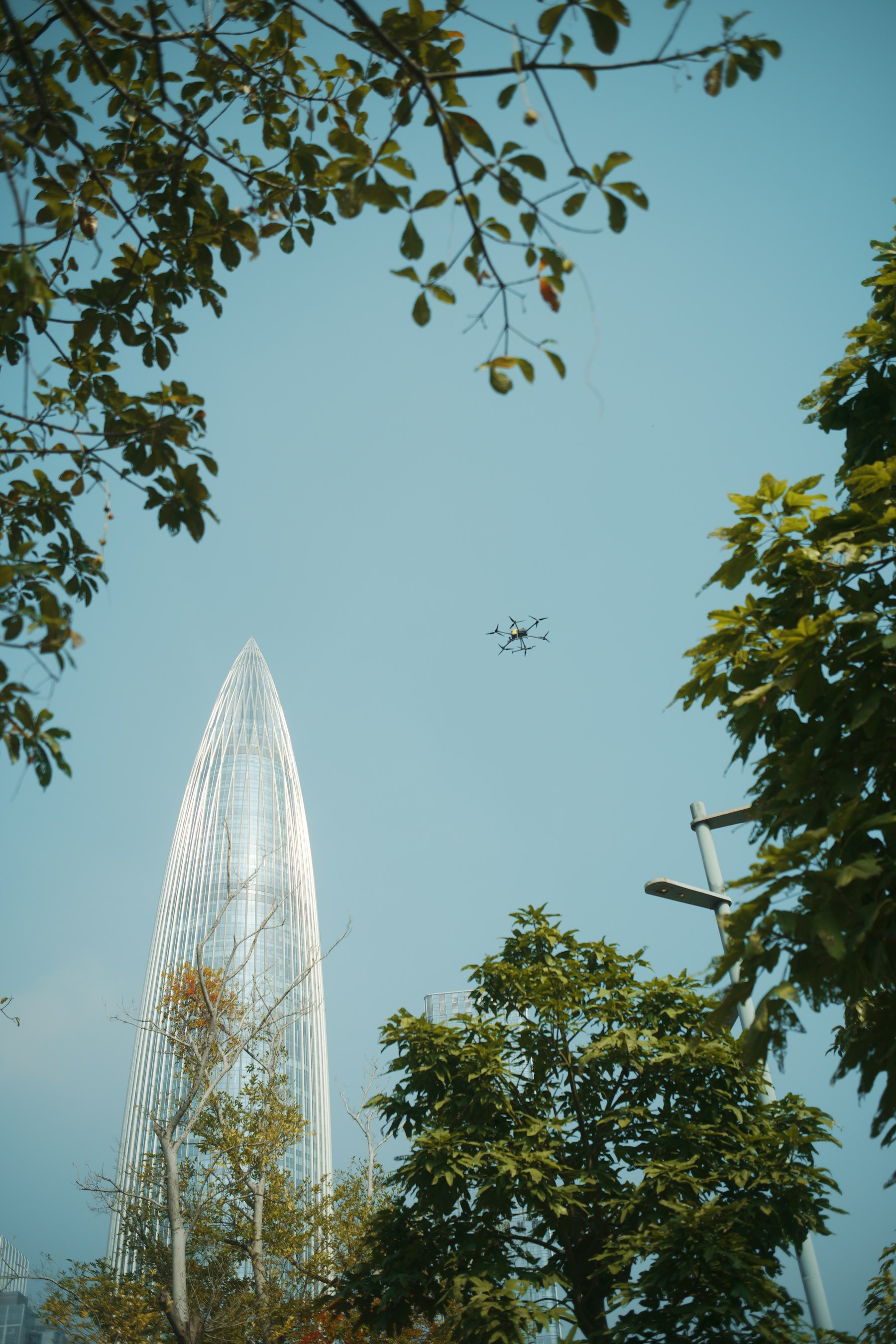 Edificio contemporáneo y dron en Shenzhen Talent Park